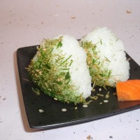 おにぎりに青のりふりかけ